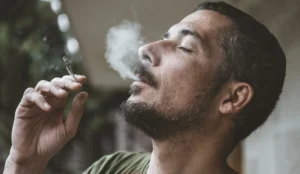 هل يمكن أن يؤدي تدخين الحشيش إلى ضعف الإنتصاب؟