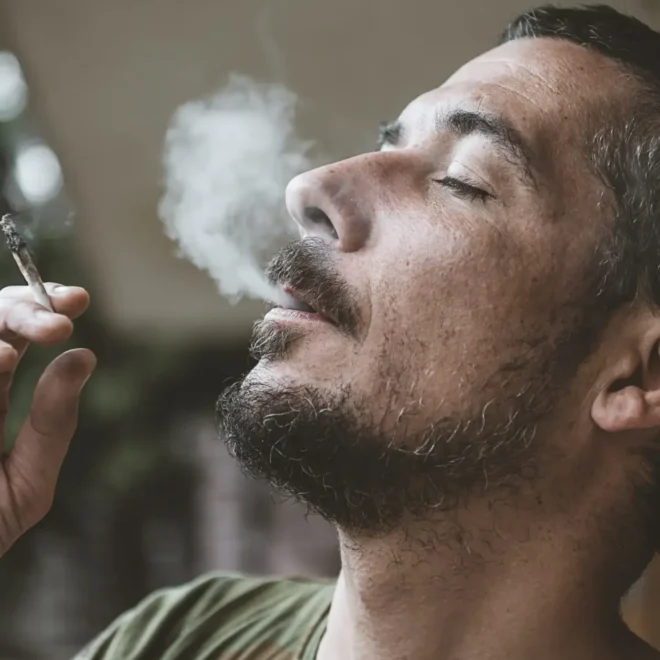هل يمكن أن يؤدي تدخين الحشيش إلى ضعف الإنتصاب؟