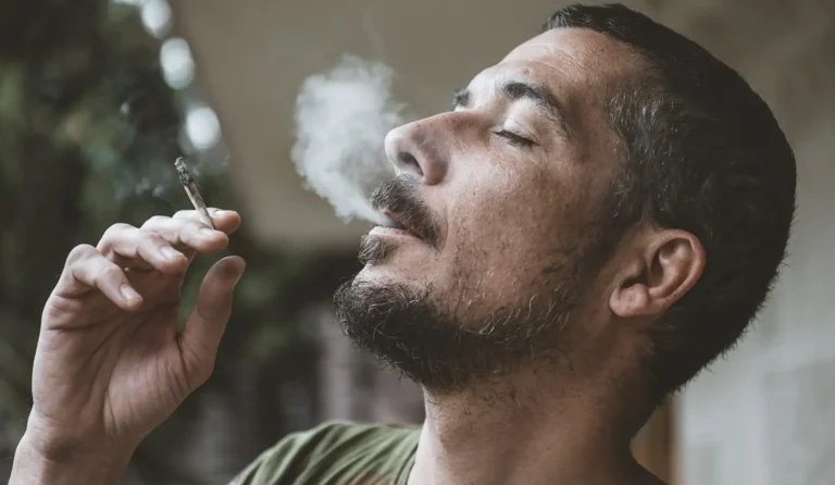 هل يمكن أن يؤدي تدخين الحشيش إلى ضعف الإنتصاب؟